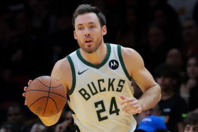 康诺顿深情告别雄鹿:七年征程,感恩与展望 康诺顿深情告别雄鹿:七年征程,感恩与展望