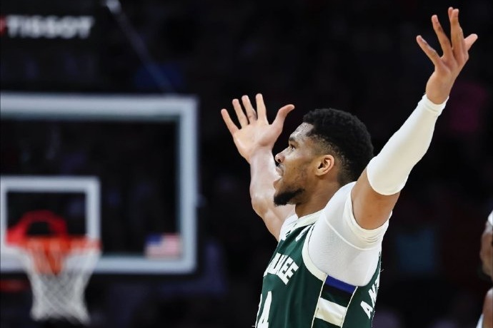 字母哥社媒关注尼克斯球员,哈特、米罗在列,引交易遐想 字母哥社媒关注尼克斯球员,哈特、米罗在列,引交易遐想